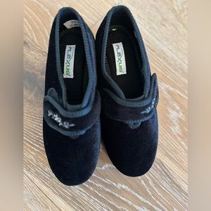 Flexus Women's Black Slippers